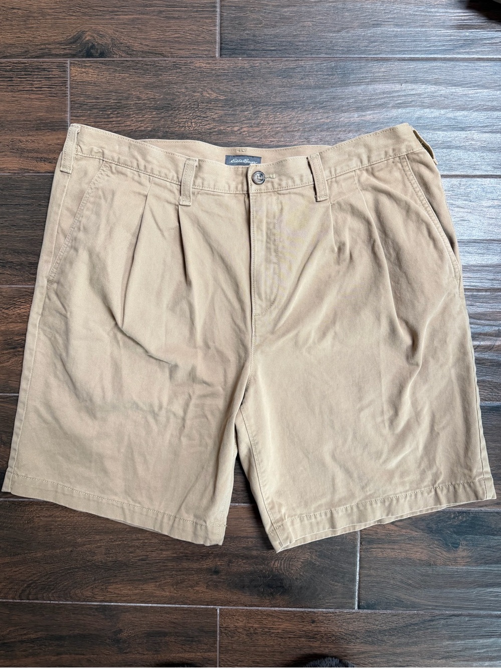 Eddie Bauer Men's Khaki Pleated Cotton Shorts, size 38 elastic